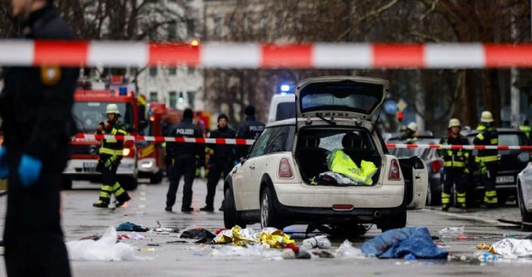 Car drives into crowd in Munich, several injured