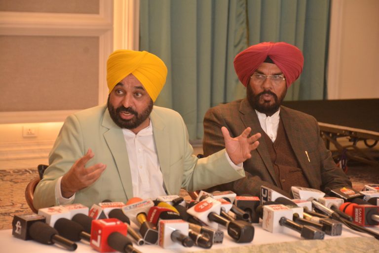 CM vehemently opposes move of GOI to again land plane carrying deported Indians at Amritsar