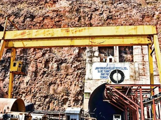 India : 8 workers trapped 14 km inside the tunnel